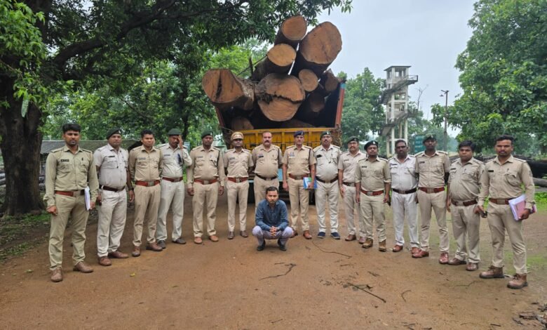 बेशकीमती इमारती लकड़ी के अमानत में खयानत कर अवैध परिवहन एवं चोरी के मामले में बड़ी कार्रवाई 1 IMG 20260721 WA0232 kshititech