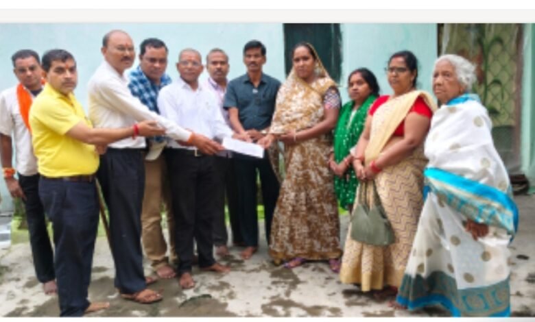 शिक्षक सुनील कुमार पाल के निधन पर संगठन ने घर पहुंचकर पत्नी को दी संवेदना राशि 1 IMG 20260903 170816 kshititech
